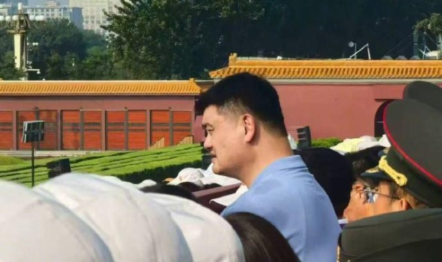 身形瞩目，姚明现场观礼阅兵仪式